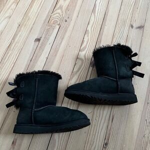 UGG Australia Bailey Bow Black Suede Sheepskin fur lined Boots Girls Size 4